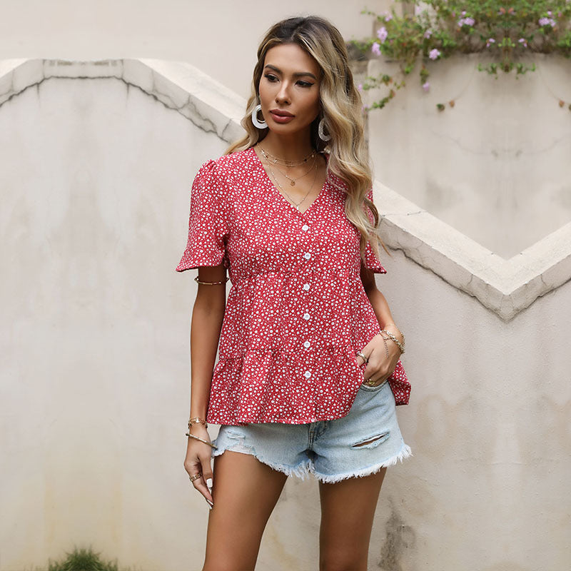 Elegant blus med smickrande detaljer och blomstertryck