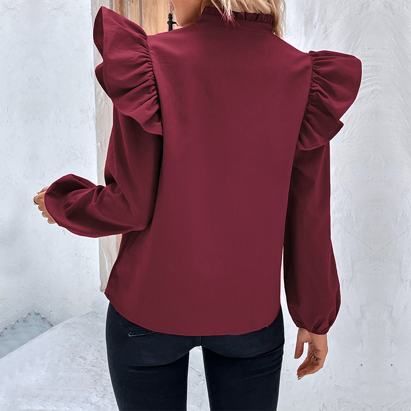 Feminine Bluse med Flatterærmer og Knapdetaljer