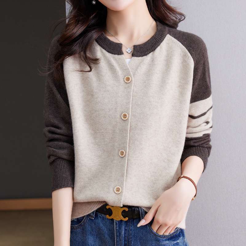 Elegant Cardigan med Kontrastfarver og Knapdetaljer
