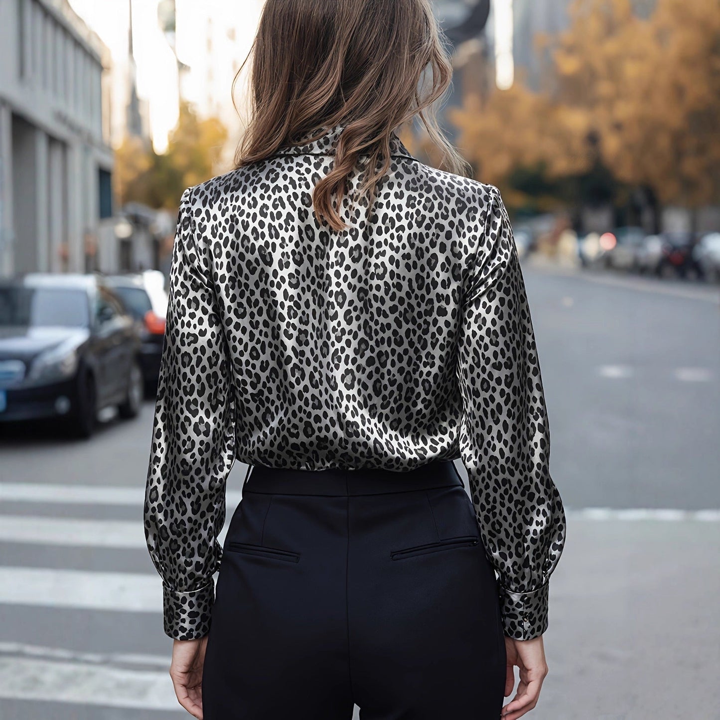 Glamorös satinblus med leopardmönster och smal silhuett