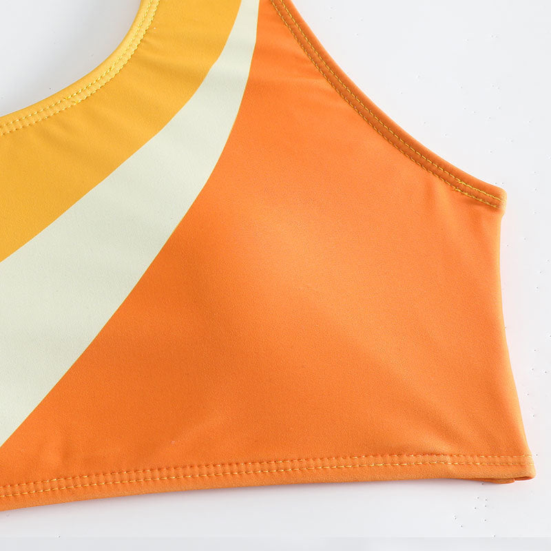 Trendigt Bikiniset med Asymmetrisk Topp och Höga Uskärningar