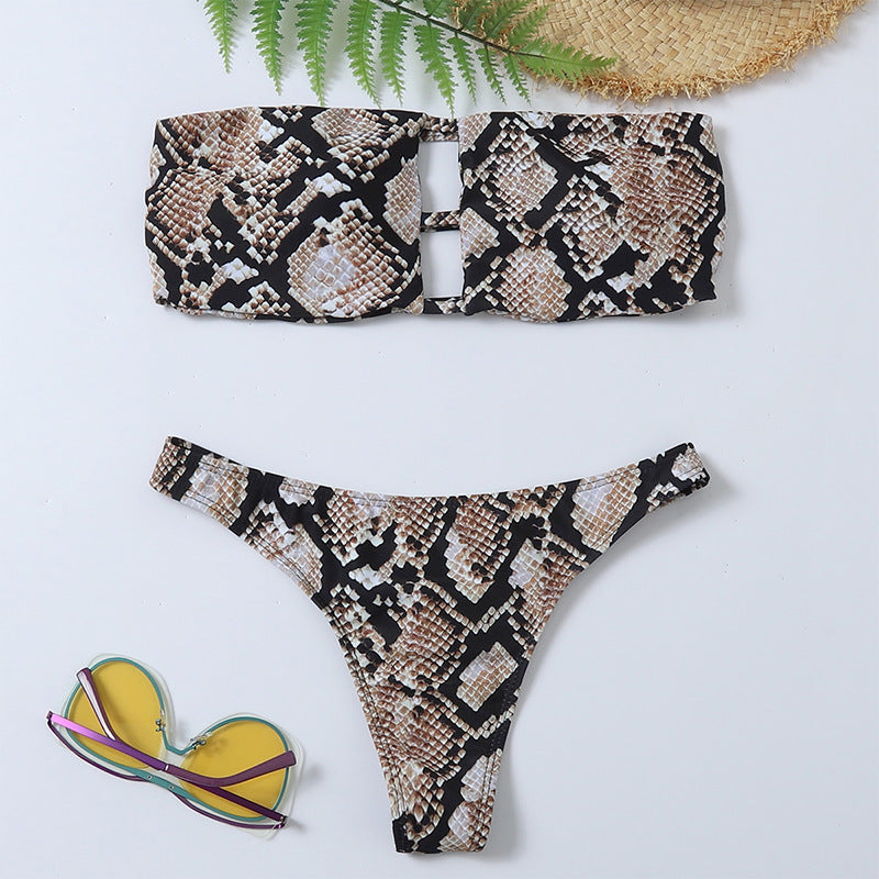 Stilren Bandeau-Bikini med Fina Detaljer och Slangmönster