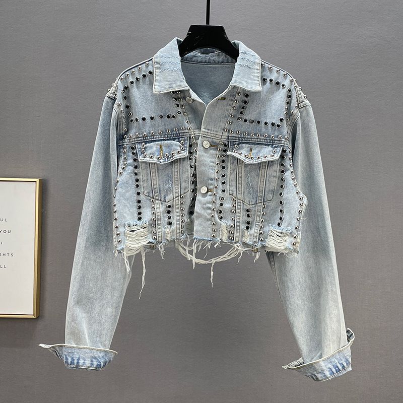 Feminint denimjacka med nitar och fransar