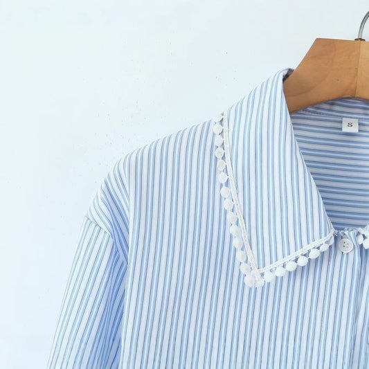 Stilfuld cropped bluse med delikate spidser