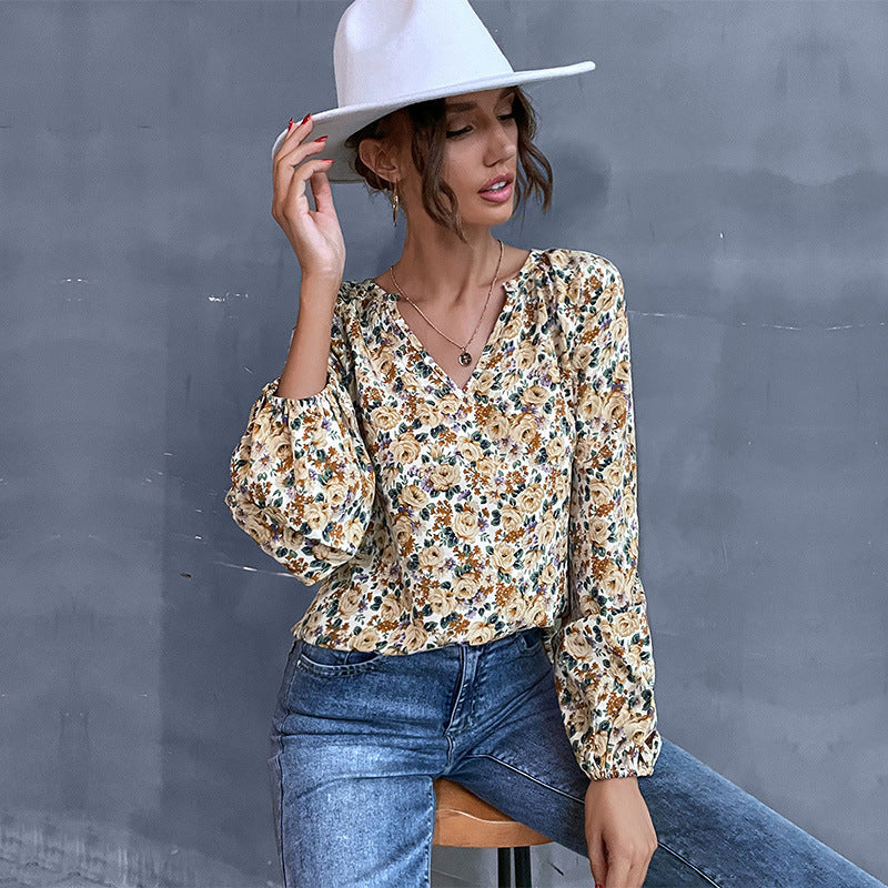 Feminine Bluse med Blomsterprint og Elegant Rynkning