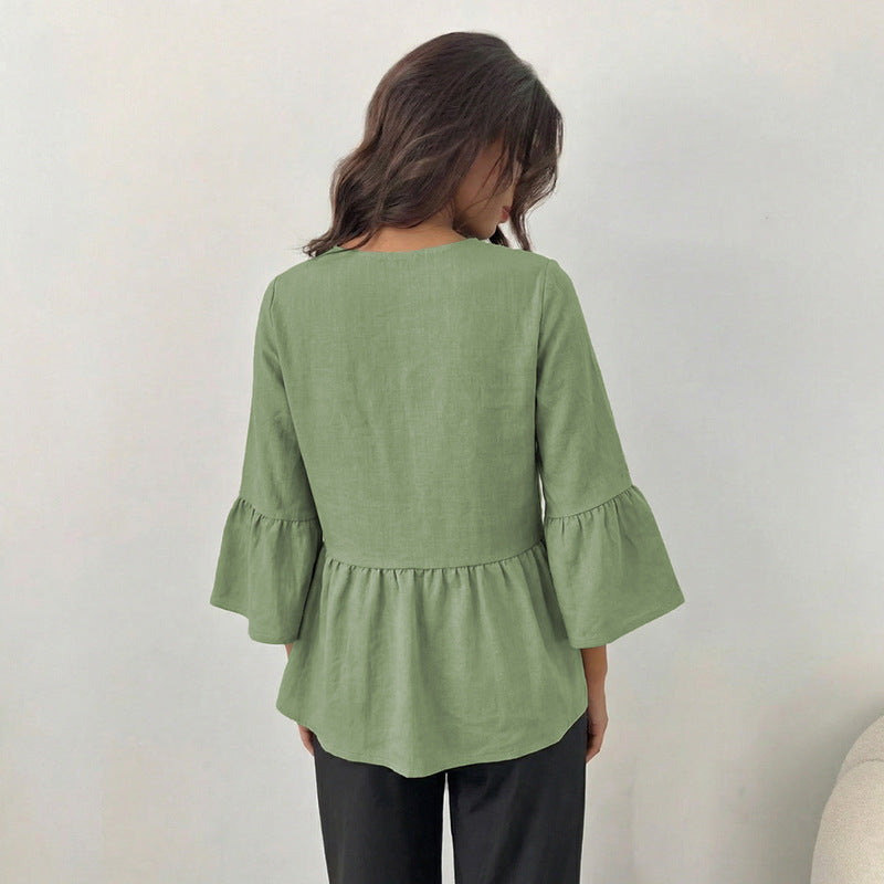 Elegant blus med vida ärmar och knappdetaljer