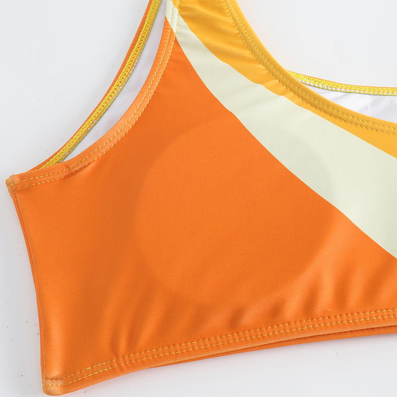 Trendigt Bikiniset med Asymmetrisk Topp och Höga Uskärningar