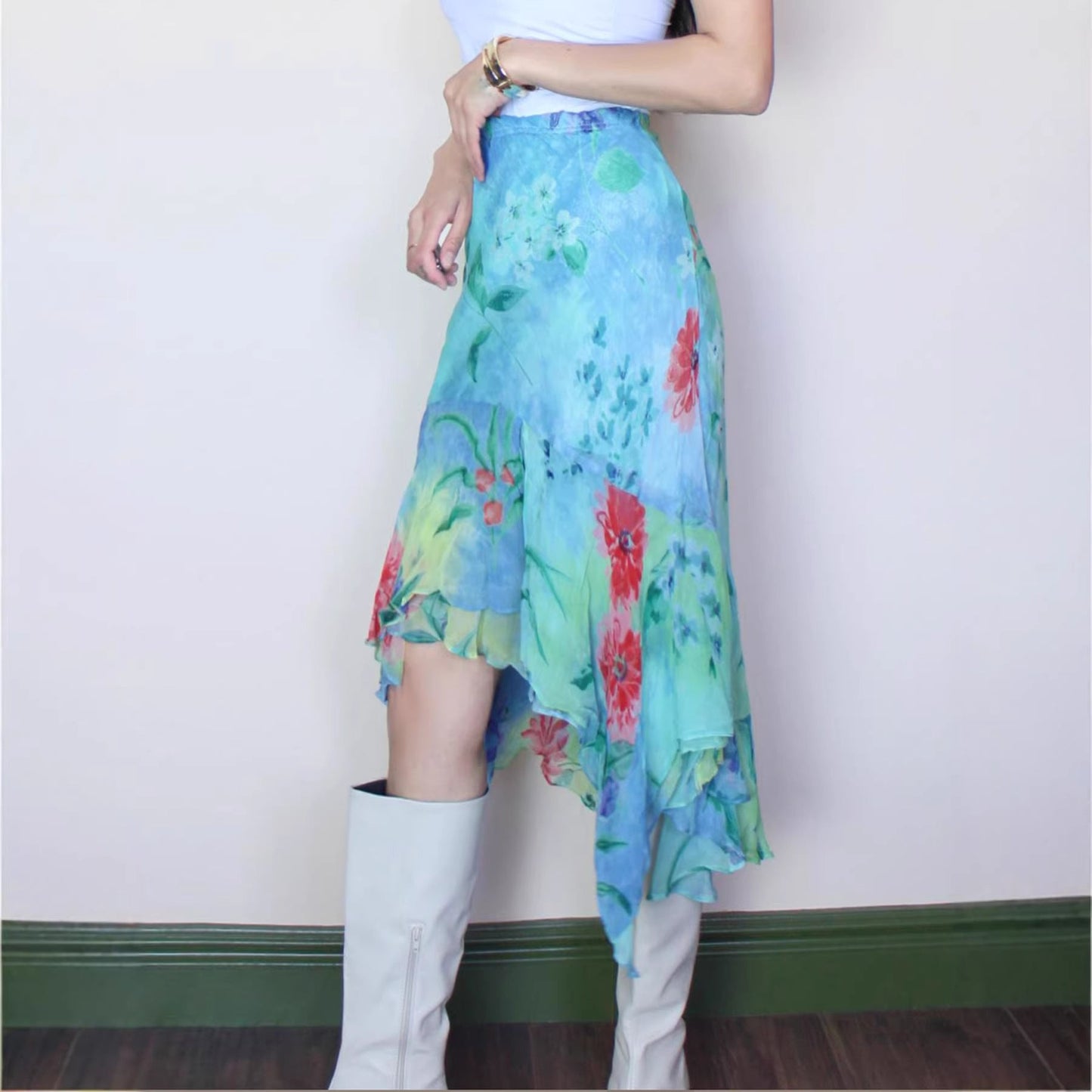Asymmetrisk Volangkjol med Blommig Chiffon