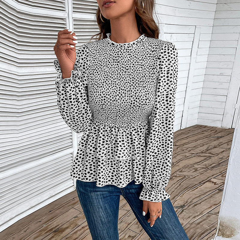 Elegant blus med volangdetaljer och unik smockdesign
