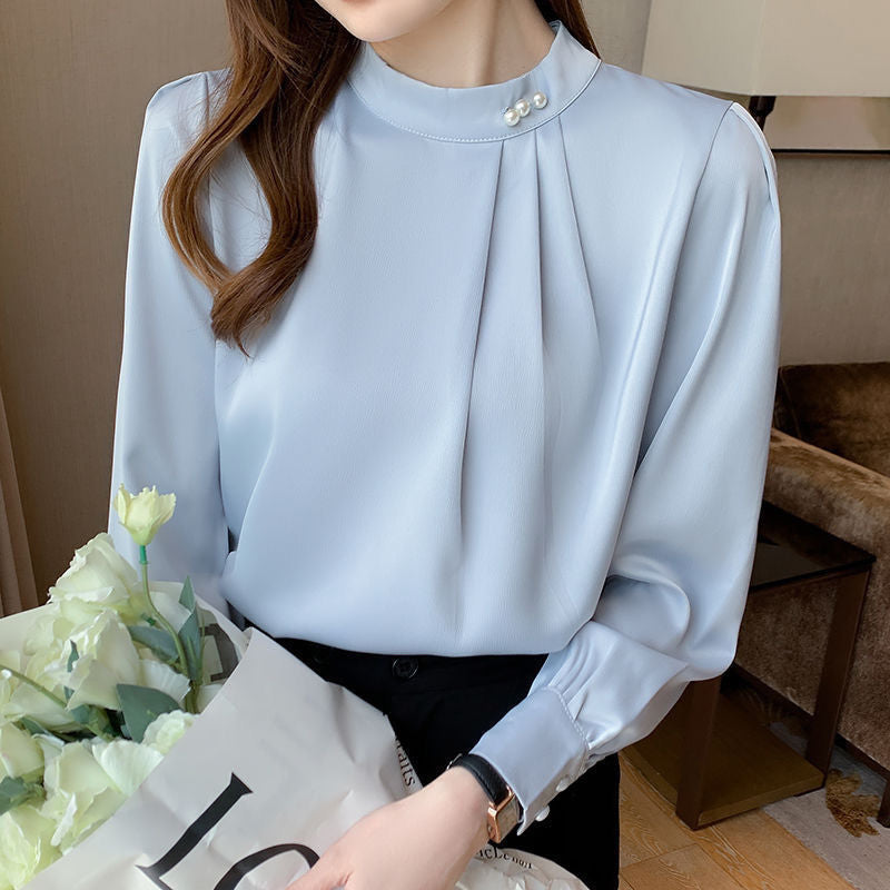 Feminine Bluse med Rynkedetaljer og Chic Krave