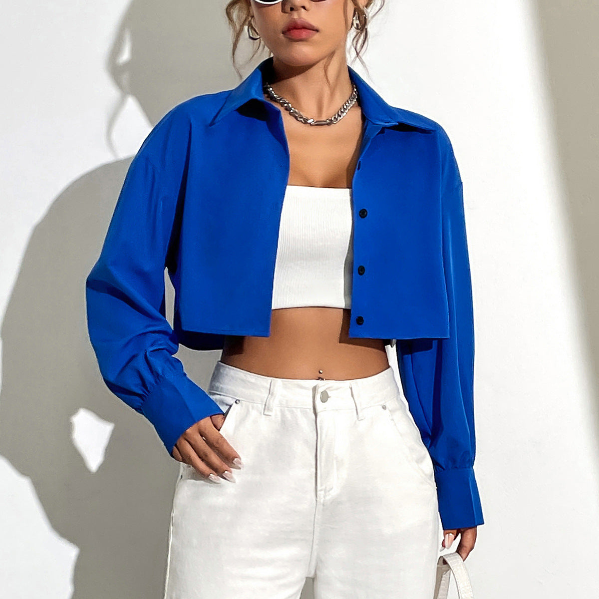Modern croppad skjortjacka med unika detaljer