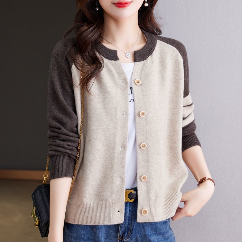 Elegant Cardigan med Kontrastfarver og Knapdetaljer