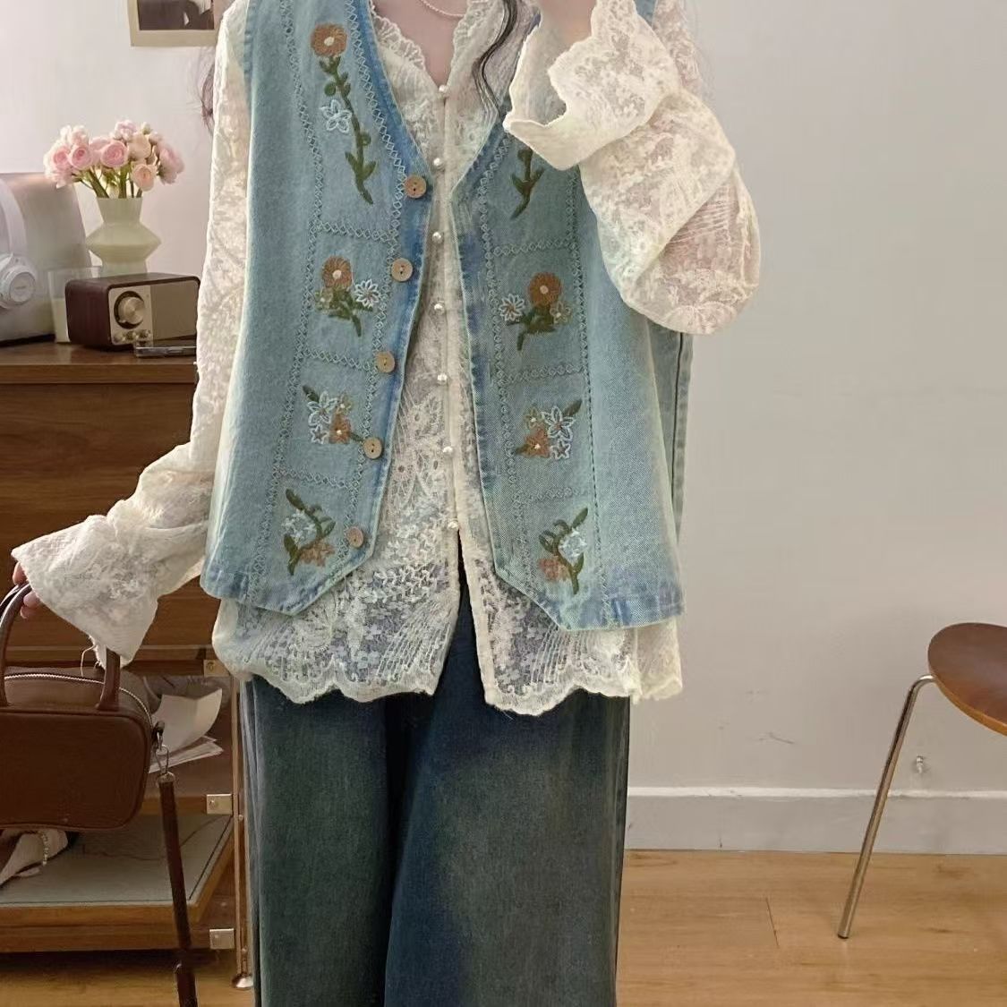 Blomsterbroderet Denimvest til Kvinder - Stilelementer i Fokus