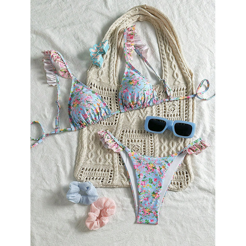 Blommig Bikini med Feminina Volanger och Stiligt Uttryck