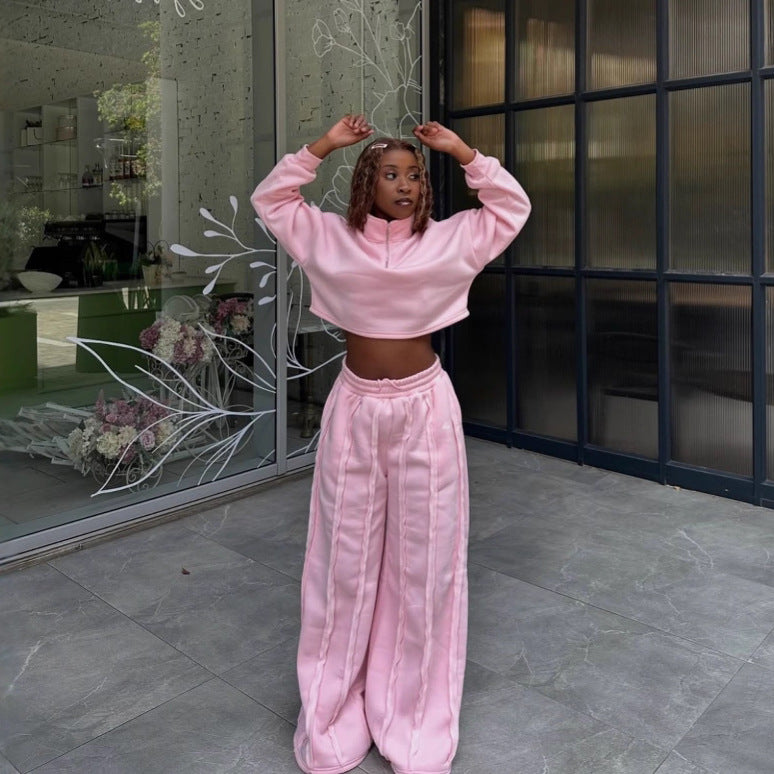 Stilfuldt cropped sæt med pullover og bukser
