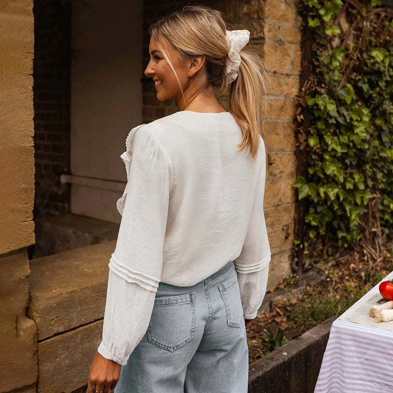 Feminine Bluse med Flæser og V-udskæring