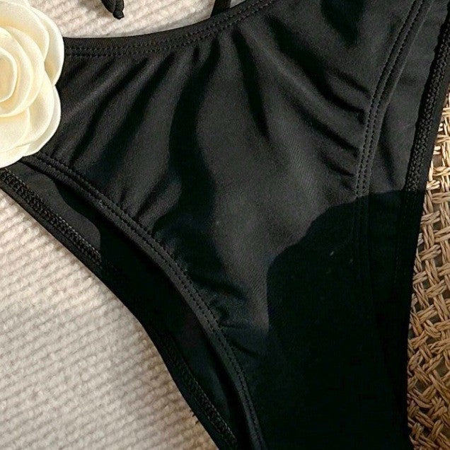 Feminint Baddräkt med Blommig Volangdetalj