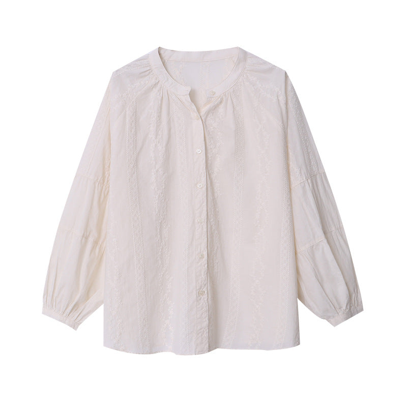 Elegant blus med puffärmar och delikat broderi