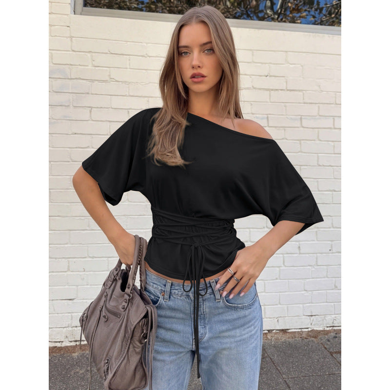Asymmetrisk Cropped Topp med Flödande Ärmar och Eleganta Linjer