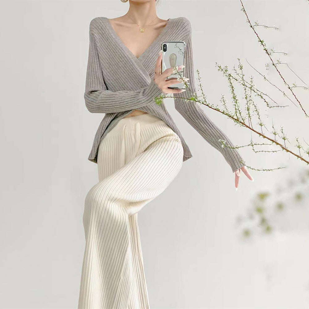 Feminine V-Hals Pullover med Krydsmønster