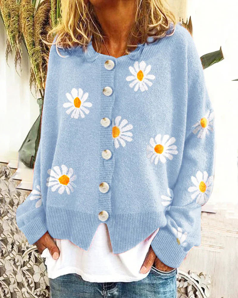 Dame-strikjakke med lange ærmer og blomster mønster – et feminint tøjstykke til overgangsperioden