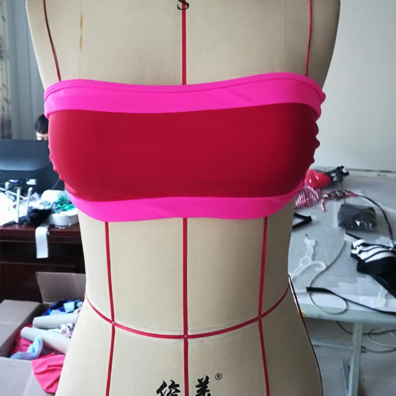Feminint Bandeau-Bikini i Kontrastfärger