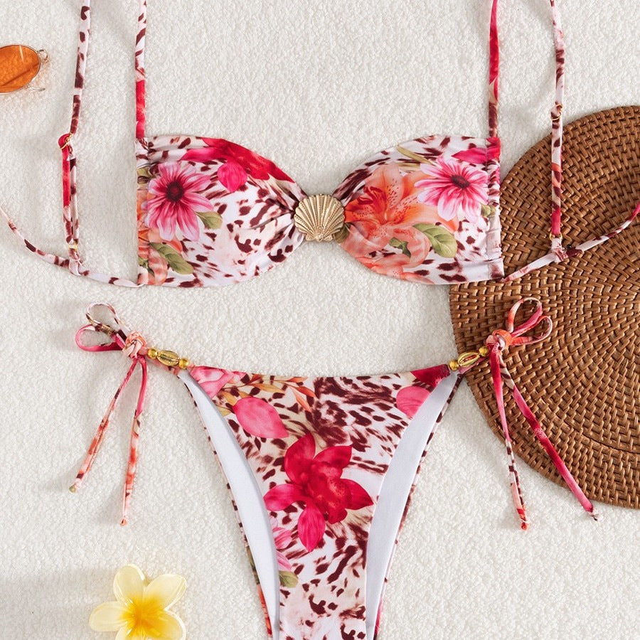 Feminint Bandeau-Bikini med Blommönster och Lyxiga Detaljer