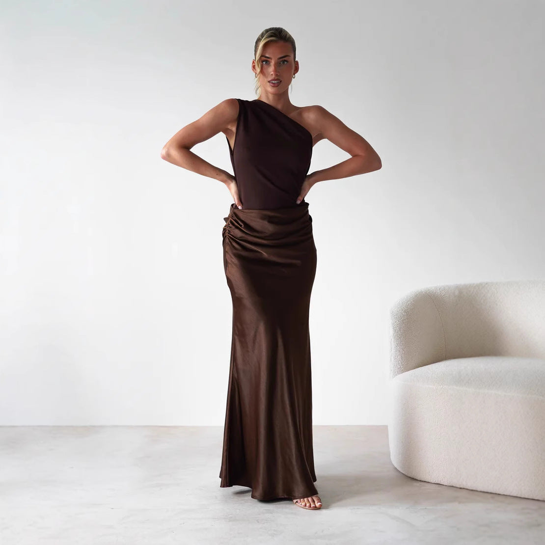 Eleganta Klänningen med Asymmetrisk Silhuett och Flödande Drapering