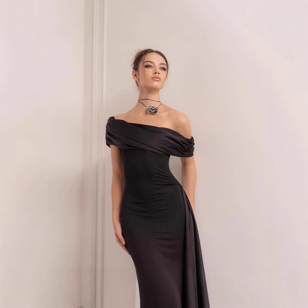 Fascinerande kvällsklänning med off-shoulder-design och skräddarsydd passform