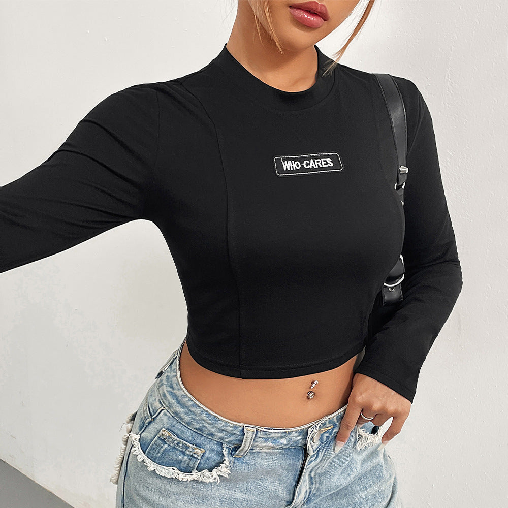 Modern, croppad långärmad blus med statement-patch