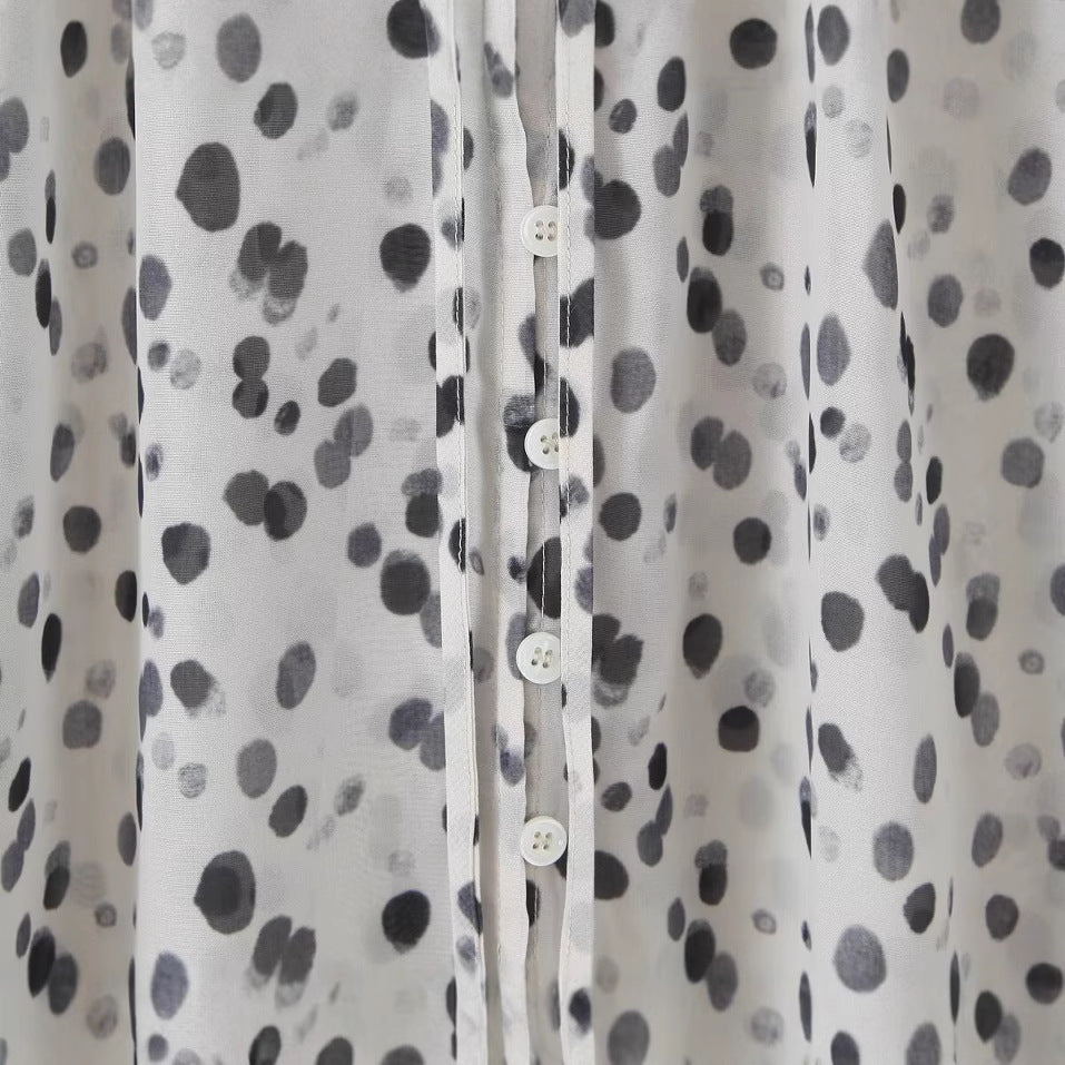 Feminin blus med halv krage och lätta ärmar