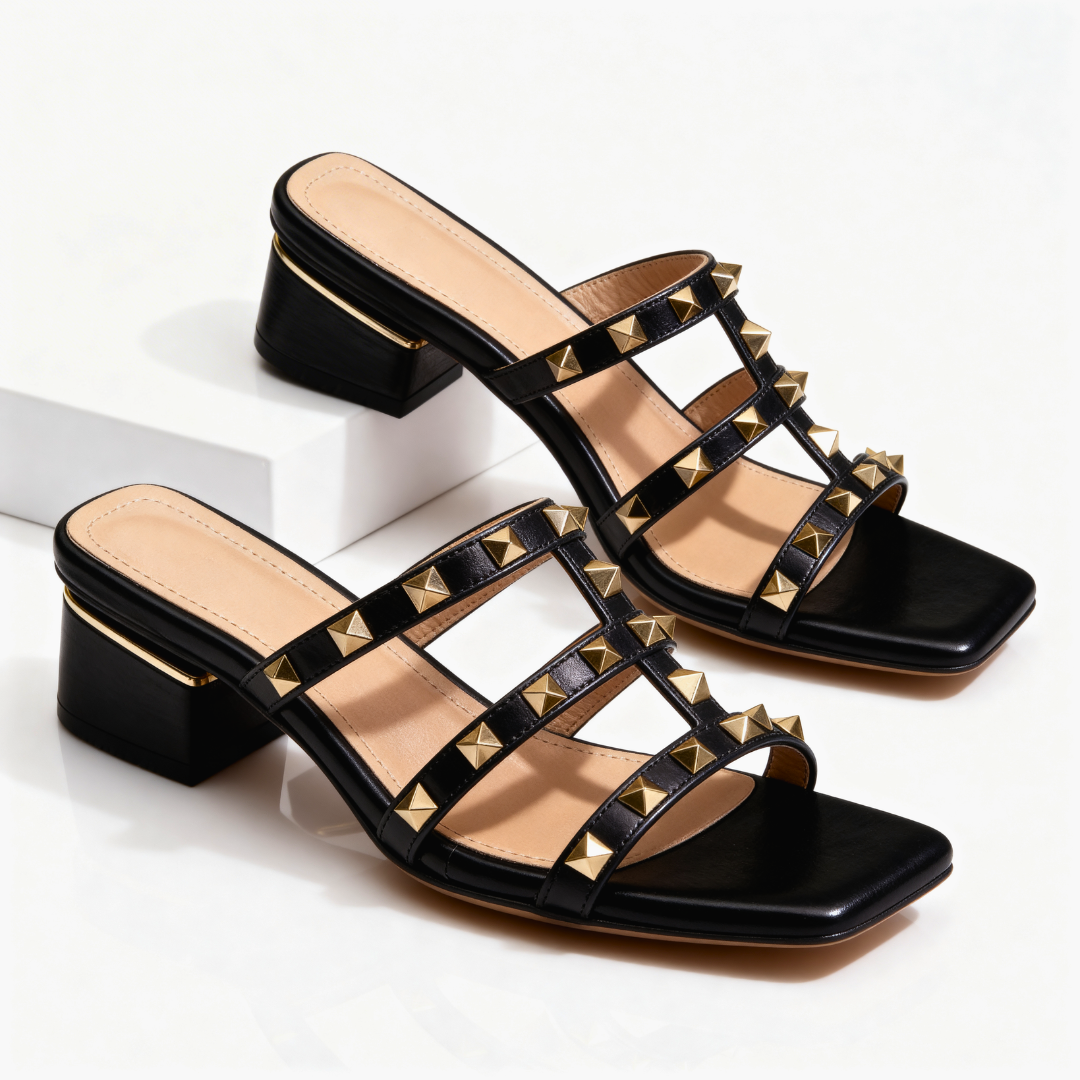 Fina och moderna lädersandaler med nitar