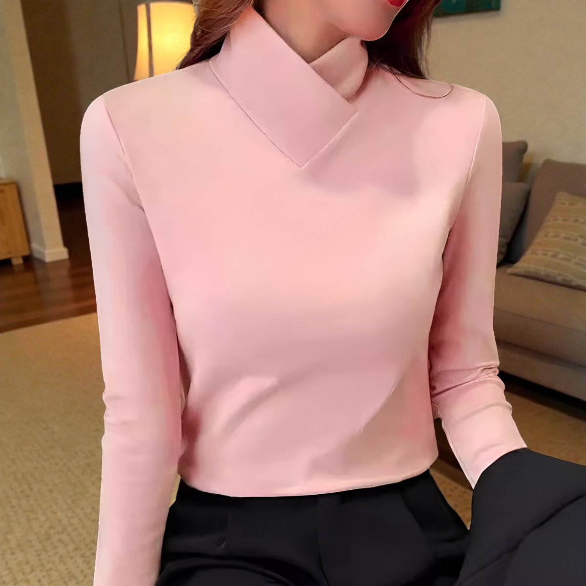 Skulpterad Blus med Elegant Hals – Stil och Komfort i Ett