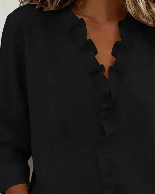 Signe | Chic Blus med V-ringning och Vackra Volanger