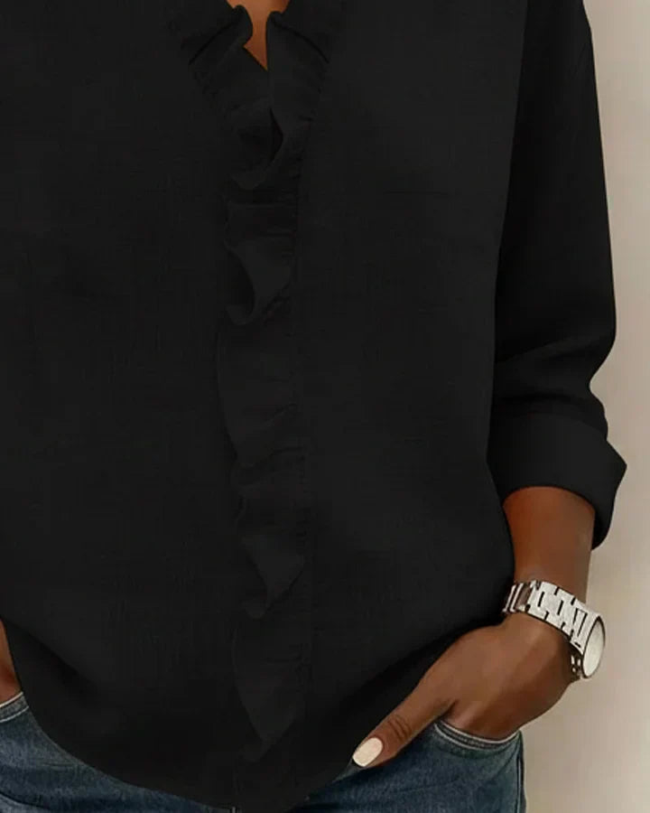 Signe | Chic Blus med V-ringning och Vackra Volanger