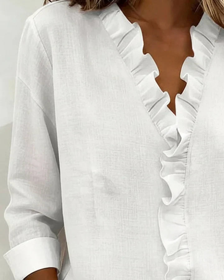 Signe | Chic Blus med V-ringning och Vackra Volanger