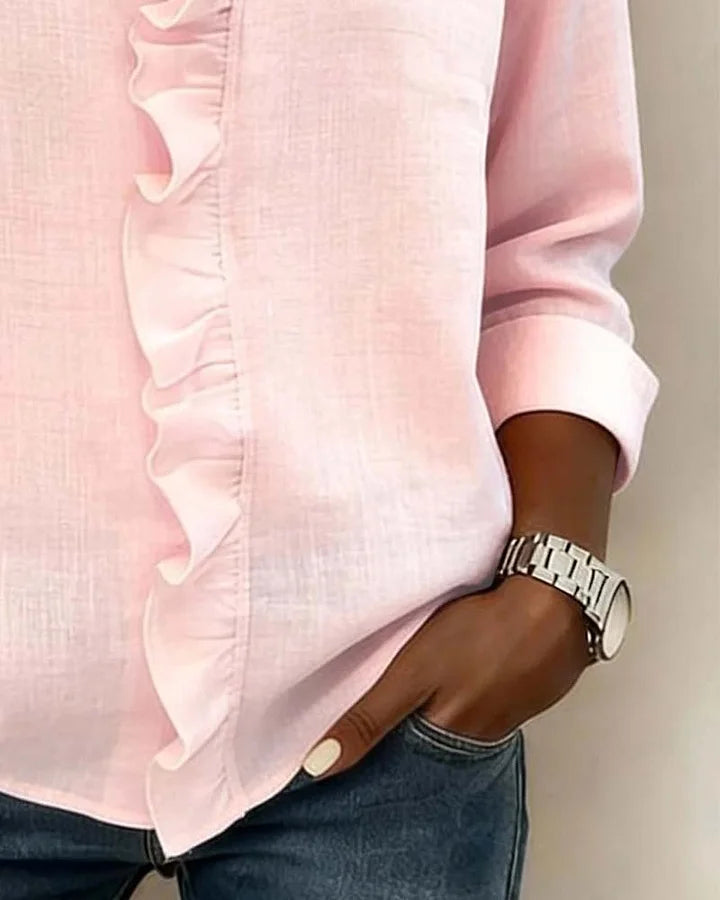 Signe | Chic Blus med V-ringning och Vackra Volanger