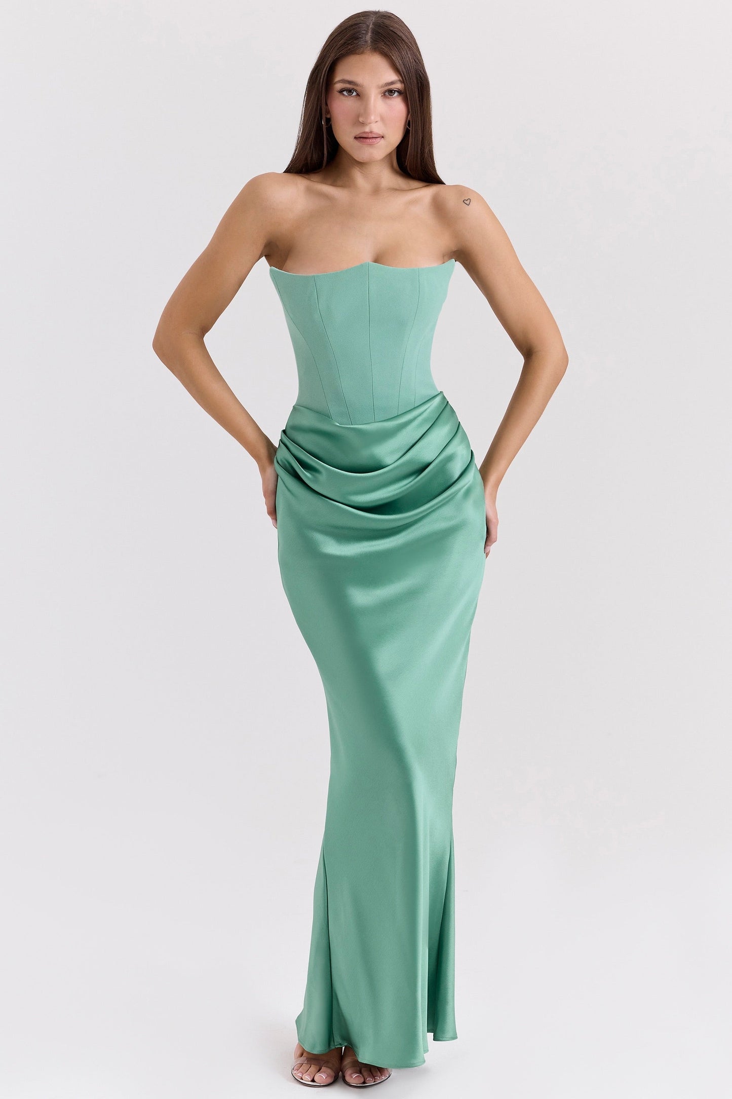 Astra | Maxiklänning i Lyxig Satin, Off-Shoulder, Glamourös