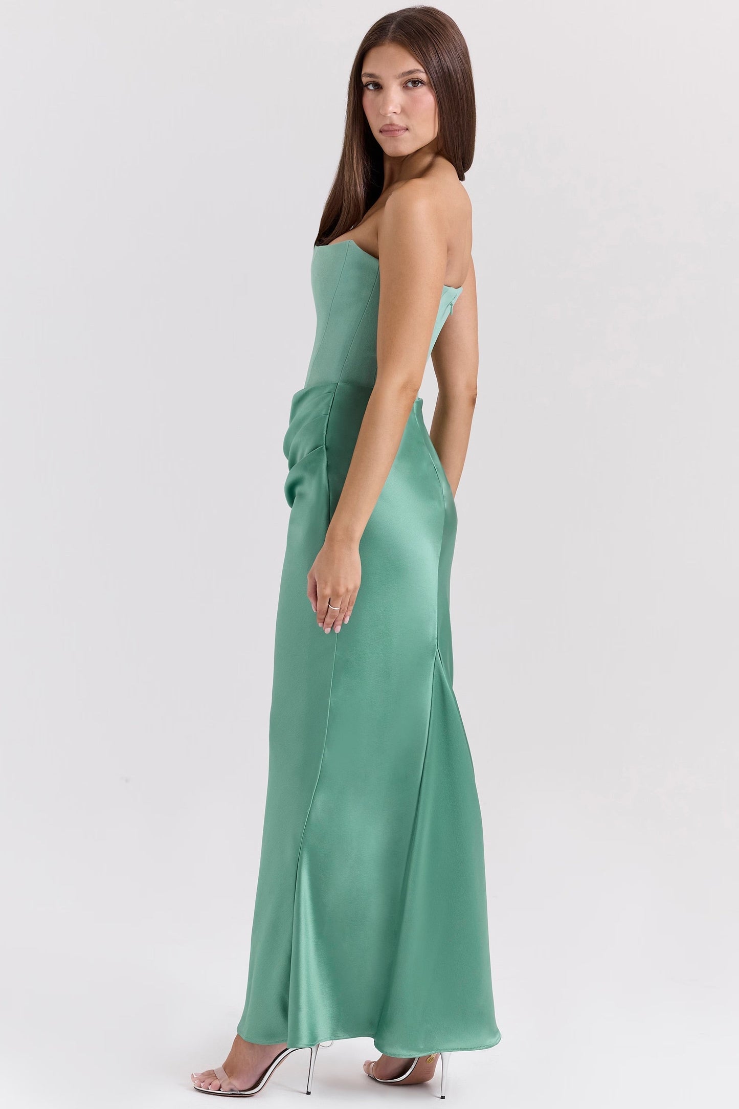 Astra | Maxiklänning i Lyxig Satin, Off-Shoulder, Glamourös