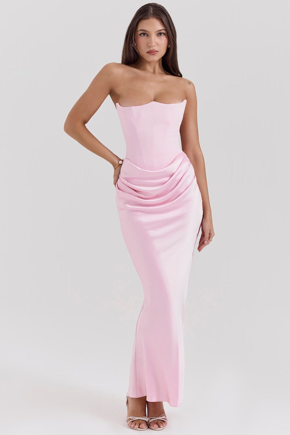 Astra | Maxiklänning i Lyxig Satin, Off-Shoulder, Glamourös
