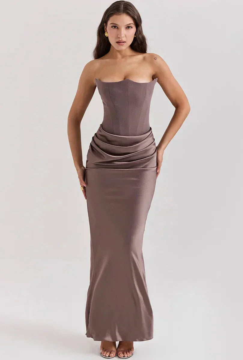 Astra | Maxiklänning i Lyxig Satin, Off-Shoulder, Glamourös