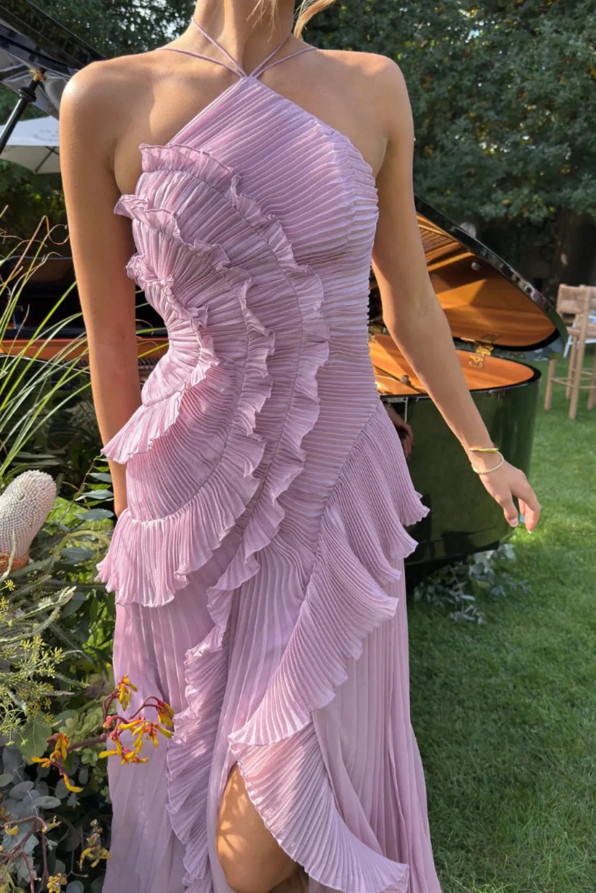 Sofia | Elegant veckad klänning med halterneck och lagerdesign