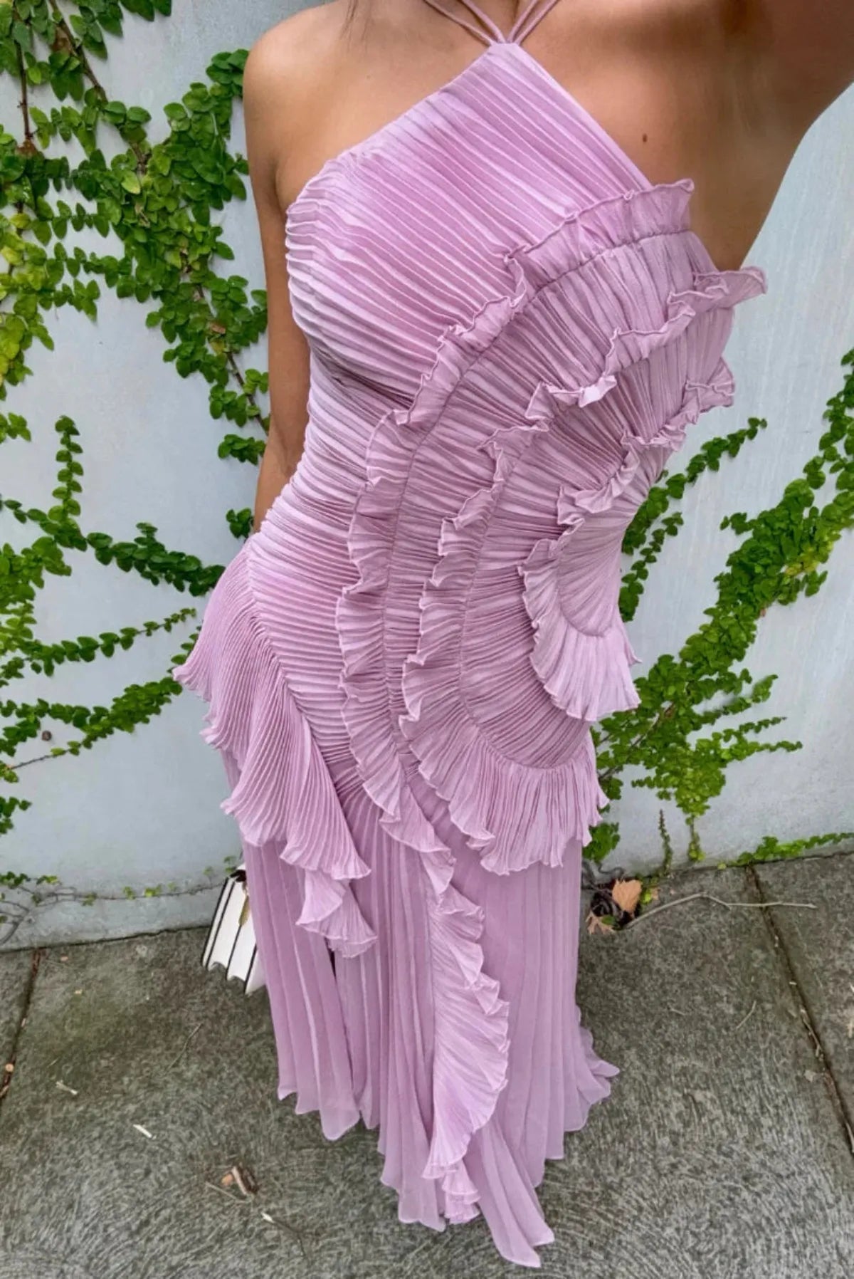 Sofia | Elegant veckad klänning med halterneck och lagerdesign