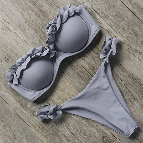 Bikiniset för kvinnor med volanger och push-up-effekt