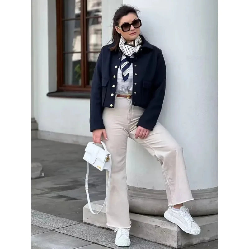 Elegant Korte Jakke med Guldknapper til Det Sofistikerede Look