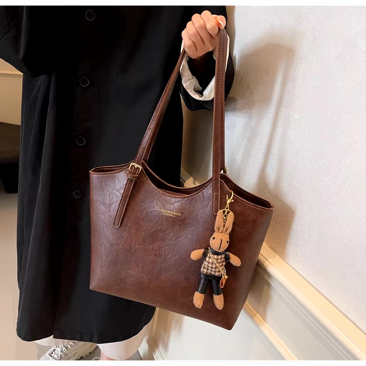 Stor axelväska för kvinnor med hänge, elegant design