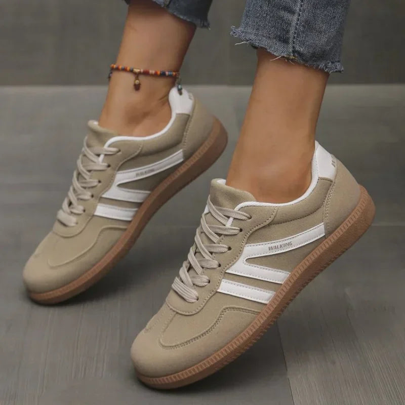 Sneakers med snörning och gummisula