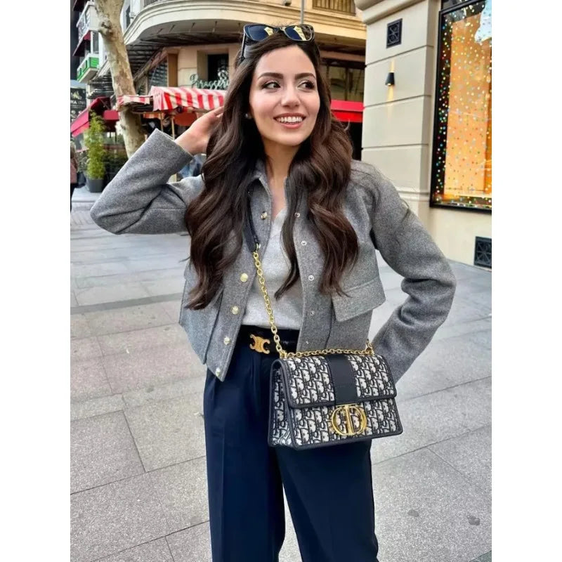 Elegant Korte Jakke med Guldknapper til Det Sofistikerede Look