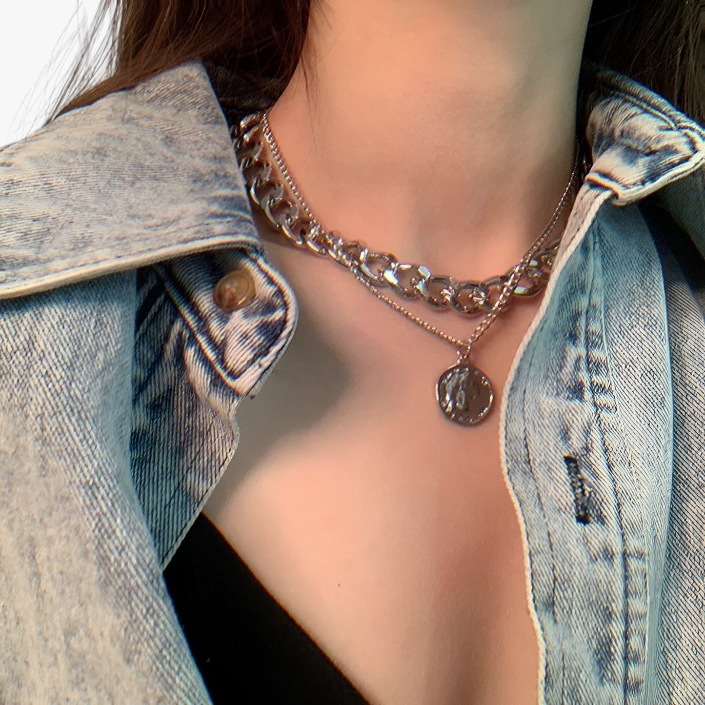 Elegant Flerlaget Mønt Halskæde – Justerbar og Tidløs