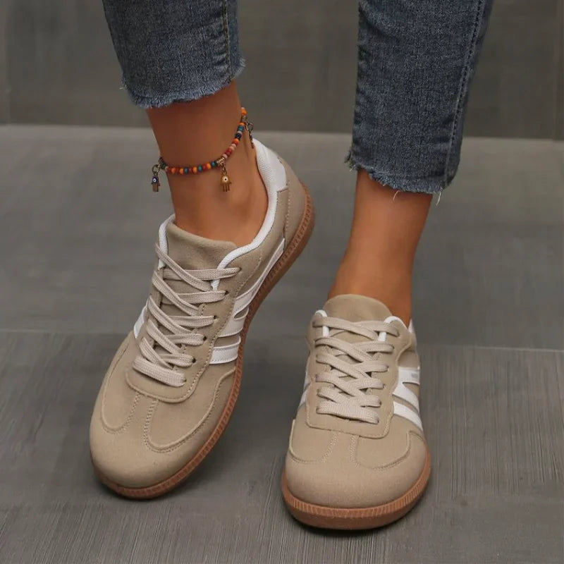 Sneakers med snörning och gummisula